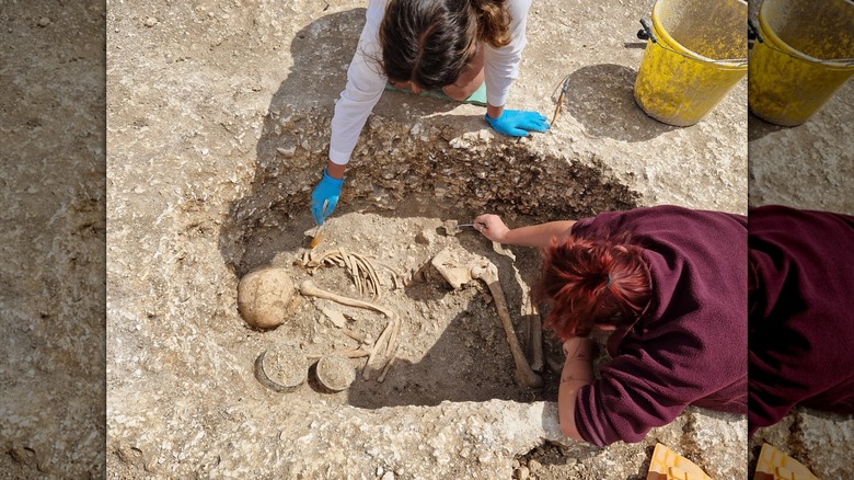 BU staff/students working on Iron Age grave with remains and valuables