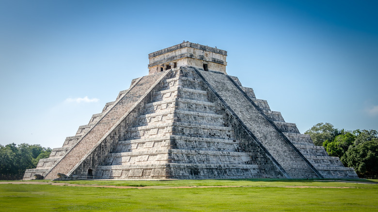 Maya step pyramid El Castillo (Temple of Kukulkan) in Chichén Itzá