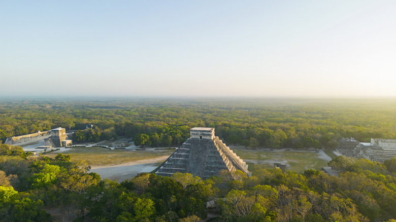 Ariel view of stepped pyramid at Chichén Itzá