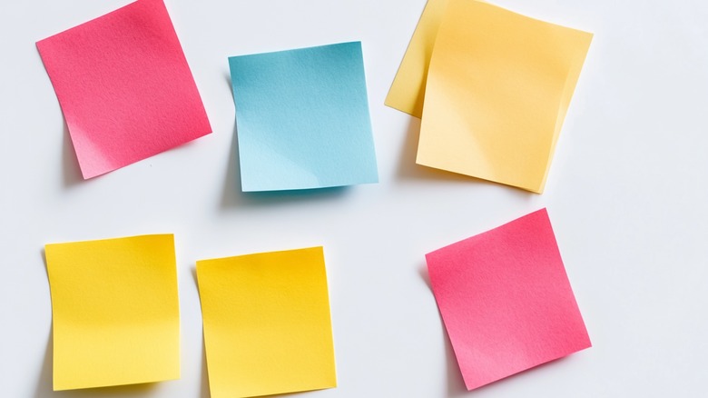 Post-it notes in different colors