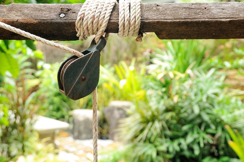 Small pulley with rope in garden, labor-saving