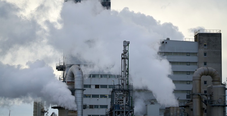 Emission of white smoke by an industrial plant/pollution