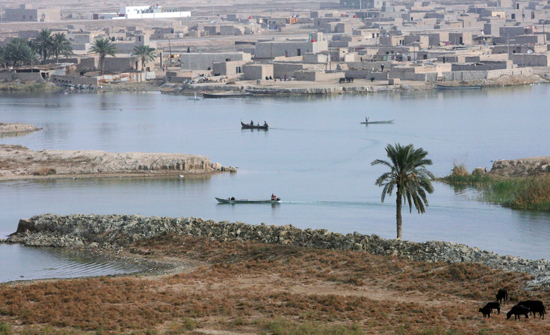 British Troops Patrol Al Qurnah And The Garden Of Eden