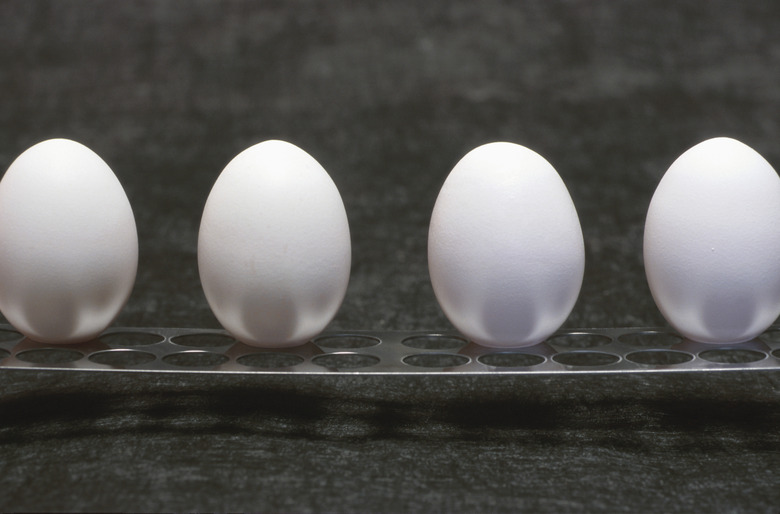 Eggs balancing in holder