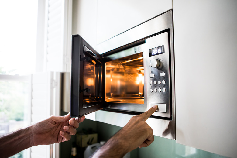 Reheating / cooking food in the microwave oven