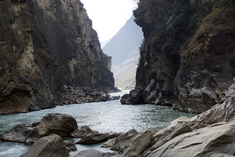 Tiger Leaping Gorge (hutiaoxia) near Lijiang, Yunnan Province, China