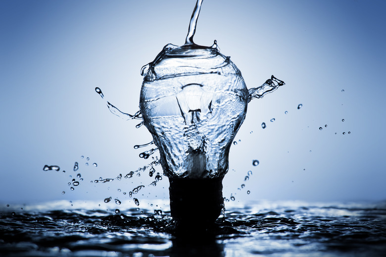 Light bulb making water splashes