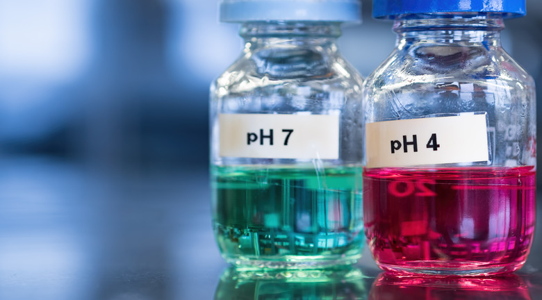 pH 7 (green) and 4 buffer (red) solutions in glass bottles