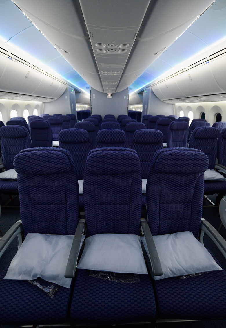 United Airlines Highlights A 787 Dreamliner