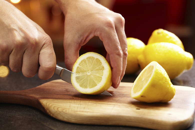 Slicing Lemon