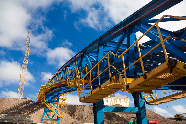 Construction of the ore conveyor