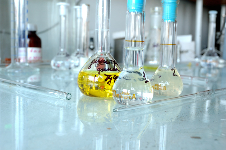 several kinds of laboratory glassware