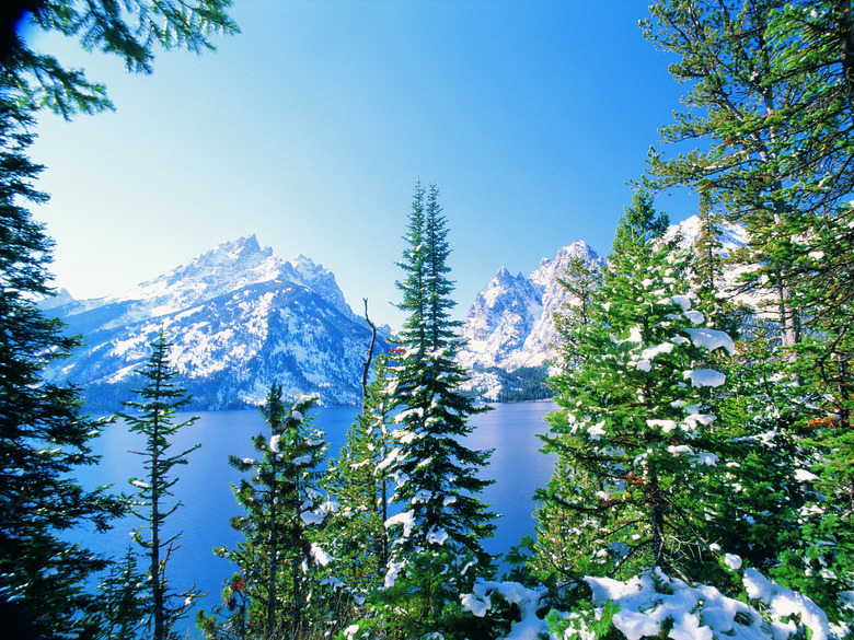 Photo, mountain lake in winter, High res, Color