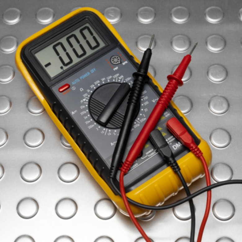 Collection 30+ Images how to test a 9 volt battery with a multimeter Excellent