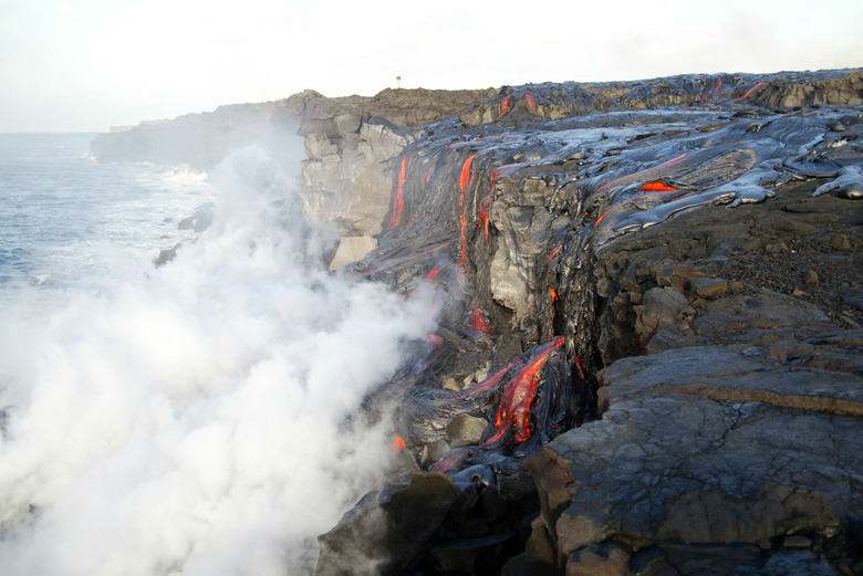 Thousands View Flowing Lava In Hawaii 